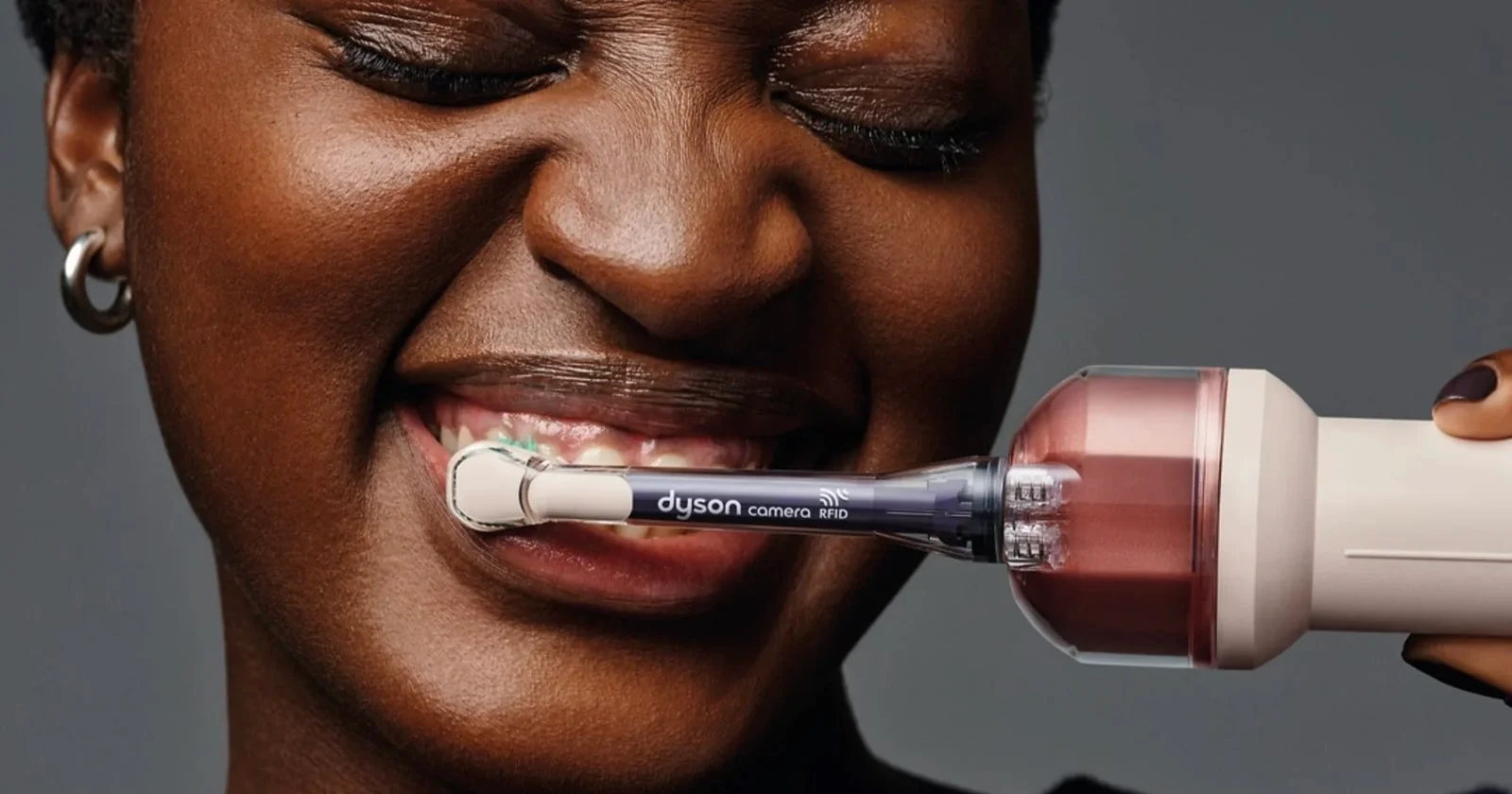 Dyson entra en odontología: ¿es el cepillo CameraJet el comienzo de una nueva forma de cuidar la salud oral?